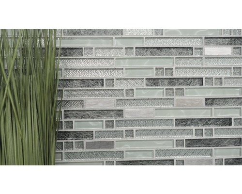 Mozaiková dlaždice se skleněnými a kovovými prvky