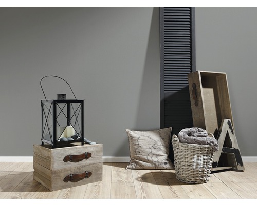 Dekorativní scéna s lucernou, polštářem, košíkem a dřevěnou bednou na dřevěné podlaze