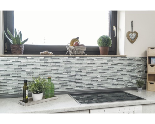 Kuchyňská scéna s mozaikovými obklady jako zástěnou