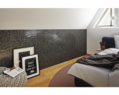 Ložnice s obkladem stěn, postelí a dekorací