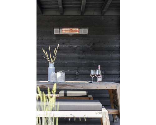 Terasa s ohřívačem, dřevěným stolem, lavicemi a dekorací