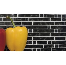 Obkládačka se vzorem mozaiky a žlutá paprika