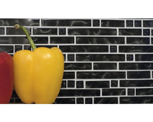 Obkládačka se vzorem mozaiky a žlutá paprika