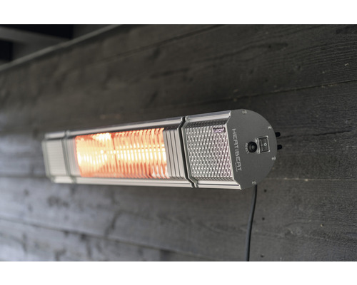 Nástěnný ohřívač pro venkovní použití s infračervenou technologií namontovaný na dřevěné stěně