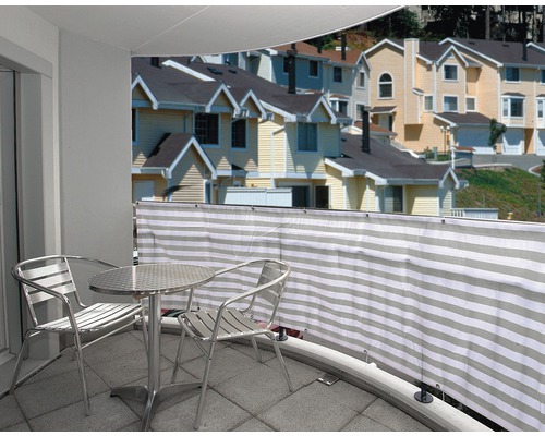 Balkonová zástěna Floraself 500 x 90 cm pruhy šedo-bílá Balkon se zástěnou, stolem a židlemi