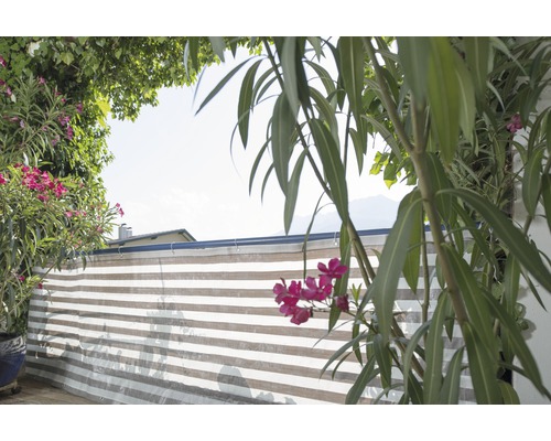 Balkonová clona s vodorovnými pruhy a rostlinami