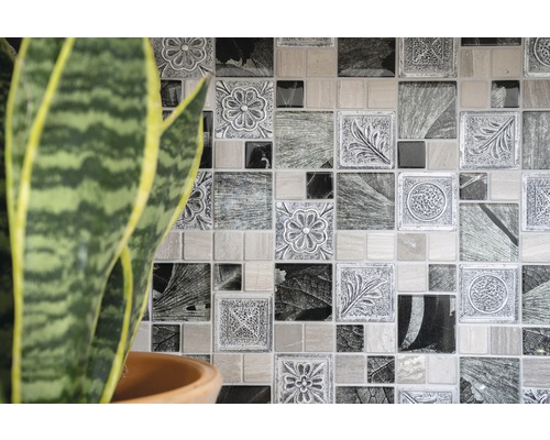 Mozaikové dlaždice s květinovými vzory a rostlinami v květináči