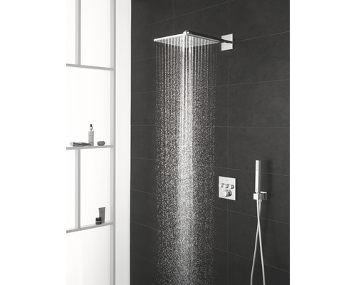 Čtvercová hlavová sprcha s tekoucí vodou v moderní koupelně