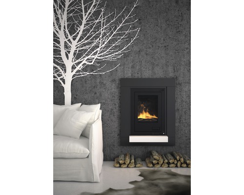 Obývací pokoj s krbem, pohovkou a svazky dřeva pro útulnou atmosféru