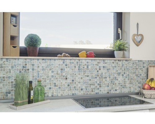 Kuchyňská zástěna s mozaikovými obklady a dekoracemi na pracovní desce