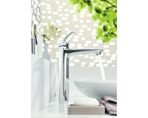 Moderní koupelna s chromovanou baterií, umyvadlem a mýdlem