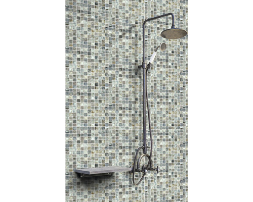Sprchová armatura s hlavovou sprchou, ruční sprchou a poličkou před mozaikovými dlaždicemi
