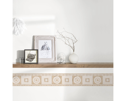 Nástěnná bordura s geometrickým vzorem na bílé zdi