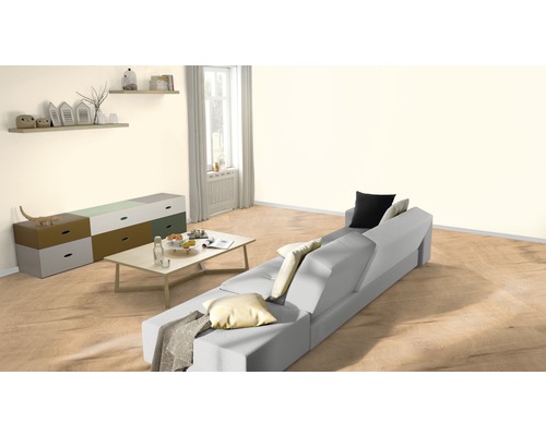 Světlý obývací pokoj s pohovkou, konferenčním stolkem a komodou