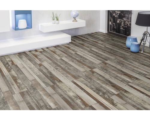 Světlý obývací pokoj s podlahou s dřevěným vzhledem