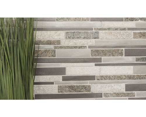 Zeď z mozaikových dlaždic s travní dekorací