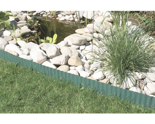 Zahrada s trávníkem, jezírkem a obrubníkem trávníku