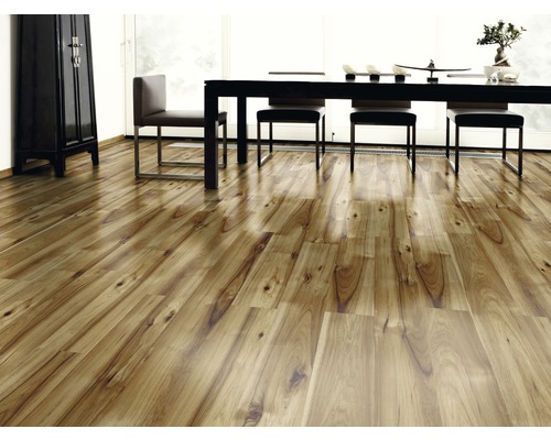 Světlá místnost s dřevěnou podlahou, stolem a židlemi.