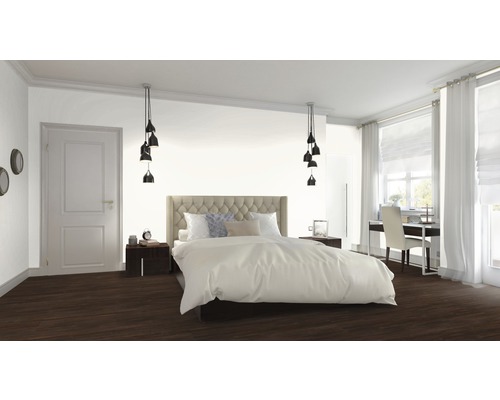 Ložnice s postelí, nočními stolky, lampami a pracovním prostorem u okna.