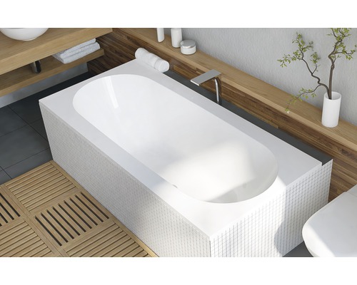 Koupelna s obdélníkovou vanou, dřevěnou podlahou a dřevěnými policemi