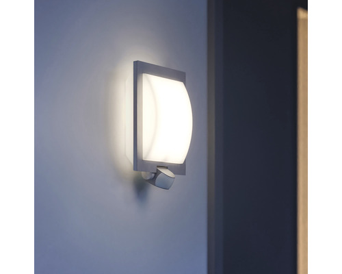 Čtvercové nástěnné svítidlo se snímačem pohybu namontované na stěně.