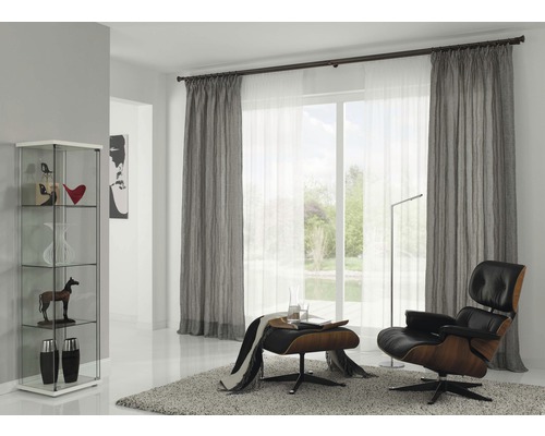 Obývací pokoj se závěsy, křeslem a vitrínou