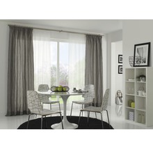 Moderní jídelna se závěsy, stolem, židlemi a regálem