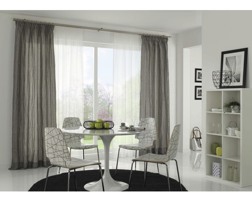 Moderní jídelna se závěsy, stolem, židlemi a regálem