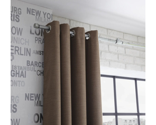 Hnědý závěs s oky na záclonové tyči před oknem