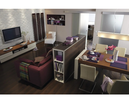 Světlý obývací pokoj s jídelním stolem, pohovkou, televizí a policemi pro organizovanou atmosféru bydlení