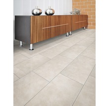 Interiérový pohled s dlažbou a komodou se zásuvkami.