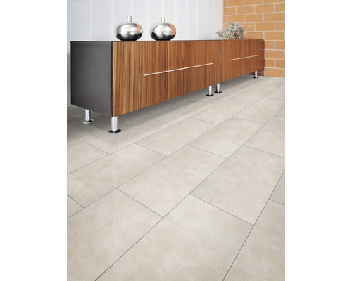 Interiérový pohled s dlažbou a komodou se zásuvkami.