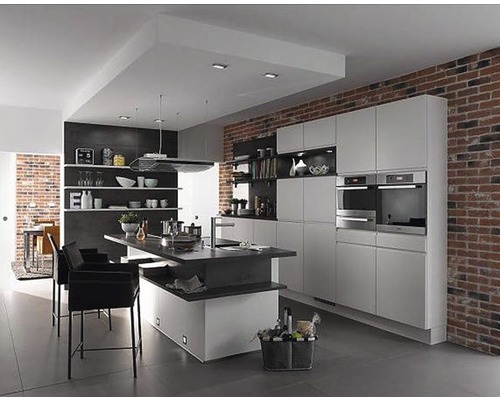 Světlá kuchyně s kuchyňským ostrůvkem, vestavěnými skříněmi a cihlovou zdí