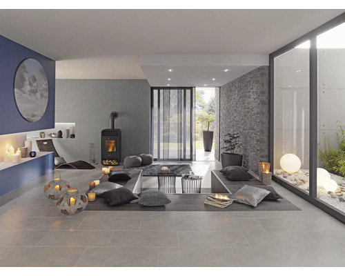 Moderní obývací pokoj s krbem, polštáři a dekorativním osvětlením