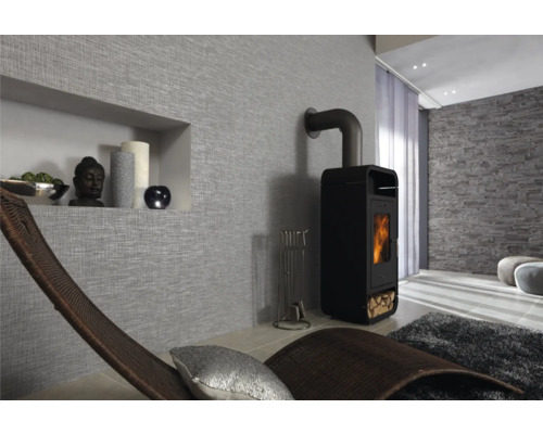 Obývací pokoj s krbovými kamny, relaxačním lehátkem a dekorativní úpravou stěn