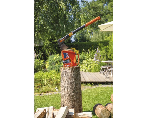 Štípací sekera For-Q na špalku na zahradě