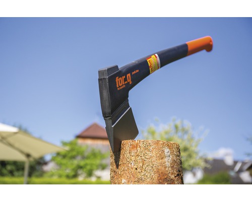 Sekera od For Q zapíchnutá do dřevěného špalku.