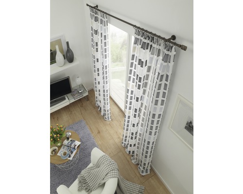 Obývací pokoj s okenní dekorací: Závěsy s grafickým vzorem na záclonové tyči