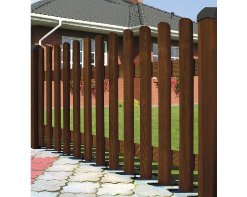 Dřevěný plot s lamelami a krytem před domem