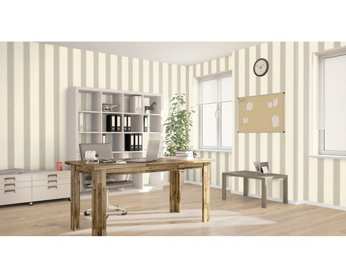 Kancelář se stolem, regálem a pruhovanou tapetou