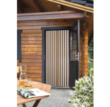 Lamelová clona proti hmyzu před otevřenými dřevěnými dveřmi zahradního domku.