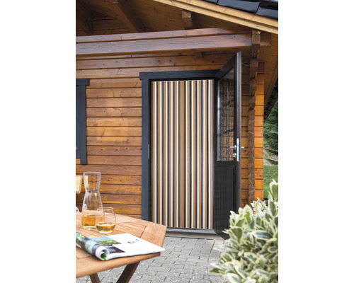 Lamelová clona proti hmyzu před otevřenými dřevěnými dveřmi zahradního domku.