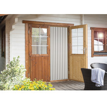 Dřevěný zahradní domek s otevřenými dveřmi a ochranou proti hmyzu