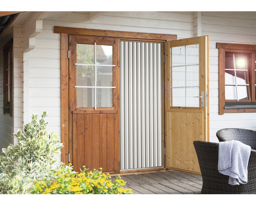 Dřevěný zahradní domek s otevřenými dveřmi a ochranou proti hmyzu