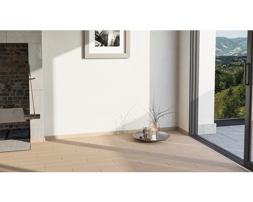 Světlá místnost s dlažbou se vzhledem dřeva, krbem a výhledem do zeleně