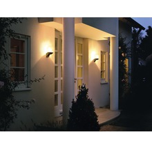 Fasáda domu se dvěma kulovými venkovními světly