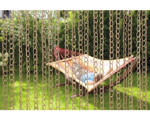 Dekorativní řetěz na závěsy v zahradě s osobou odpočívající v houpací síti