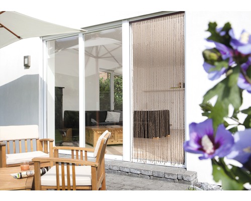 Terasa s dřevěným nábytkem a protihmyzovou clonou