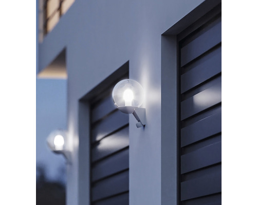 Dvě kulatá venkovní světla na stěně domu