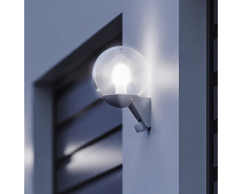 Svítící kulové venkovní svítidlo na stěně domu